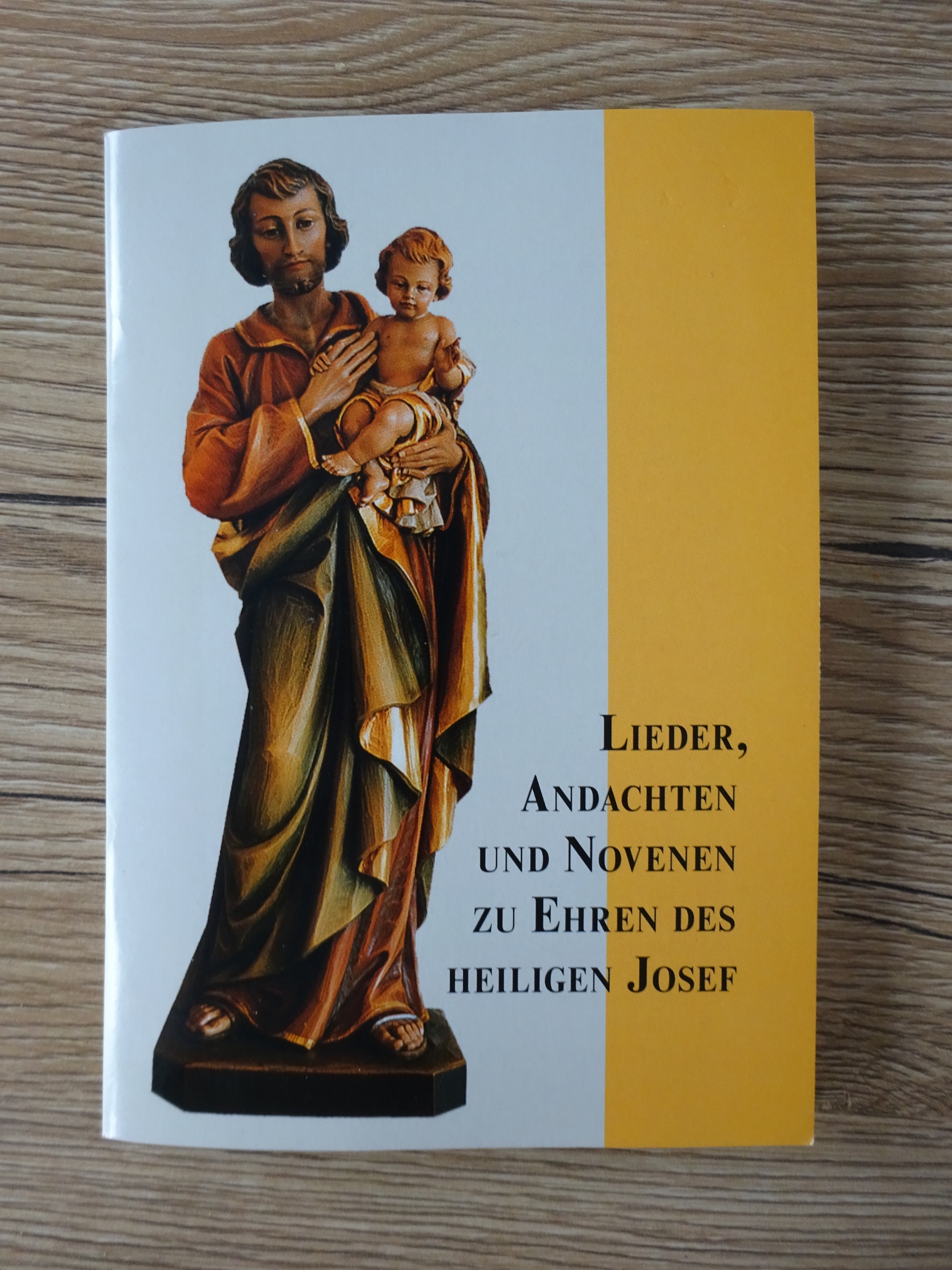 Das Gesang- und Gebetsheft für die Gottesdienste der Josefsbruderschaft ist am Schriftenstand erhältlich.